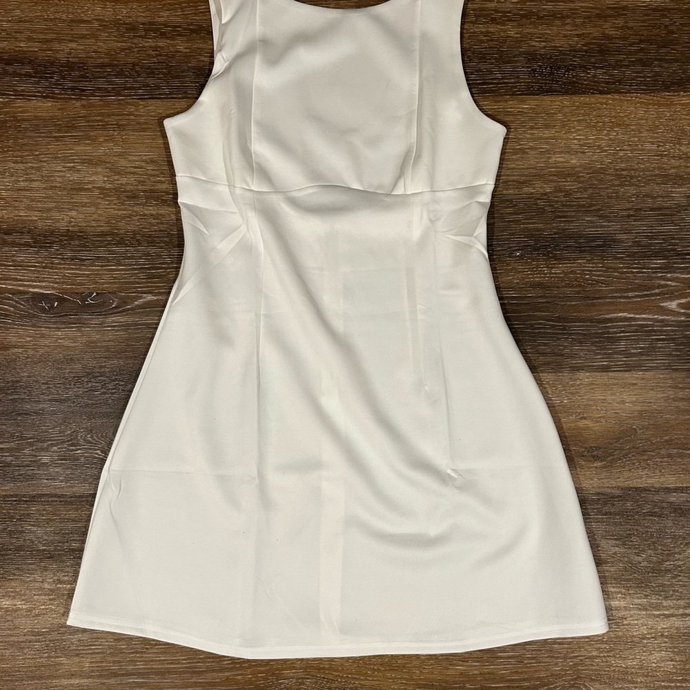 Elegant White Sleeveless Dress